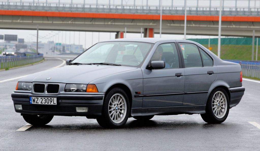 BMW 3 серии E30 Марка / модель BMW 3 серии E30 (1987) Длина 433 см Ширина 165 см Высота 138 см Колесная база 257 см Снаряженная масса От 1 100 кг